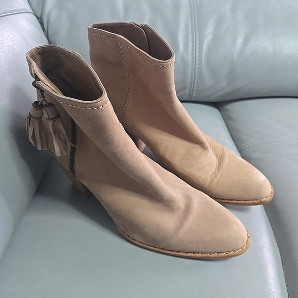 Stuart Weitzman Prancing Tassel Side Zip Tan Suede Leather Booties US Size 9.5M - Picture 2 of 8